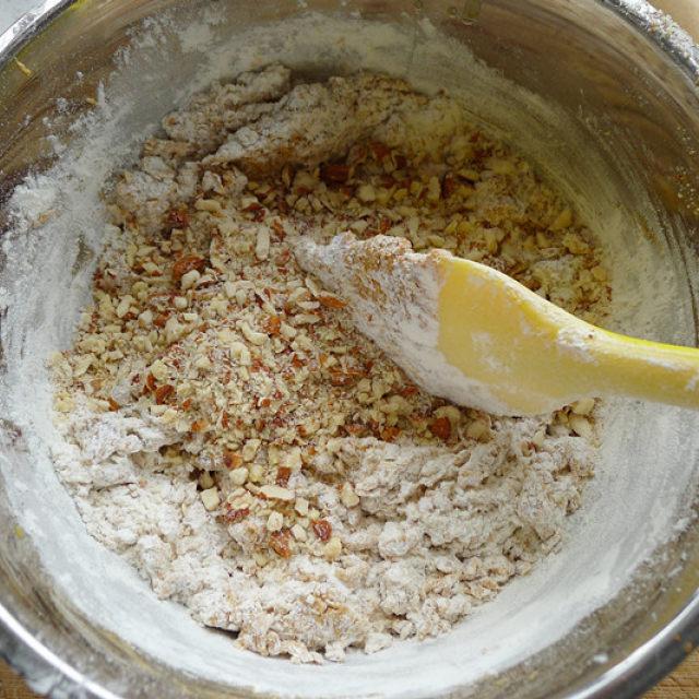 制作法式杏仁饼干时如何避免粘锅