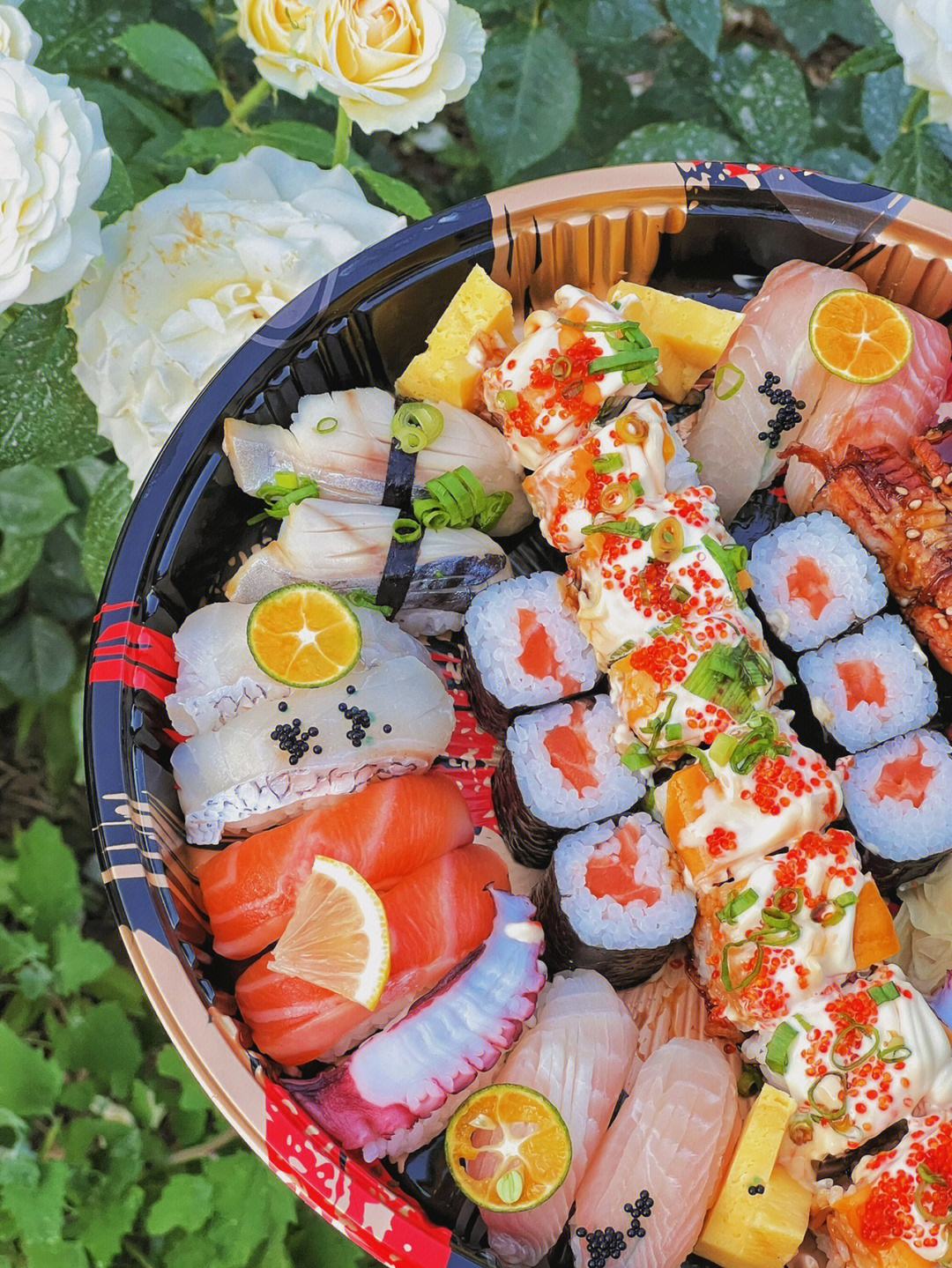用寿司制作节日-inspired的美味小吃